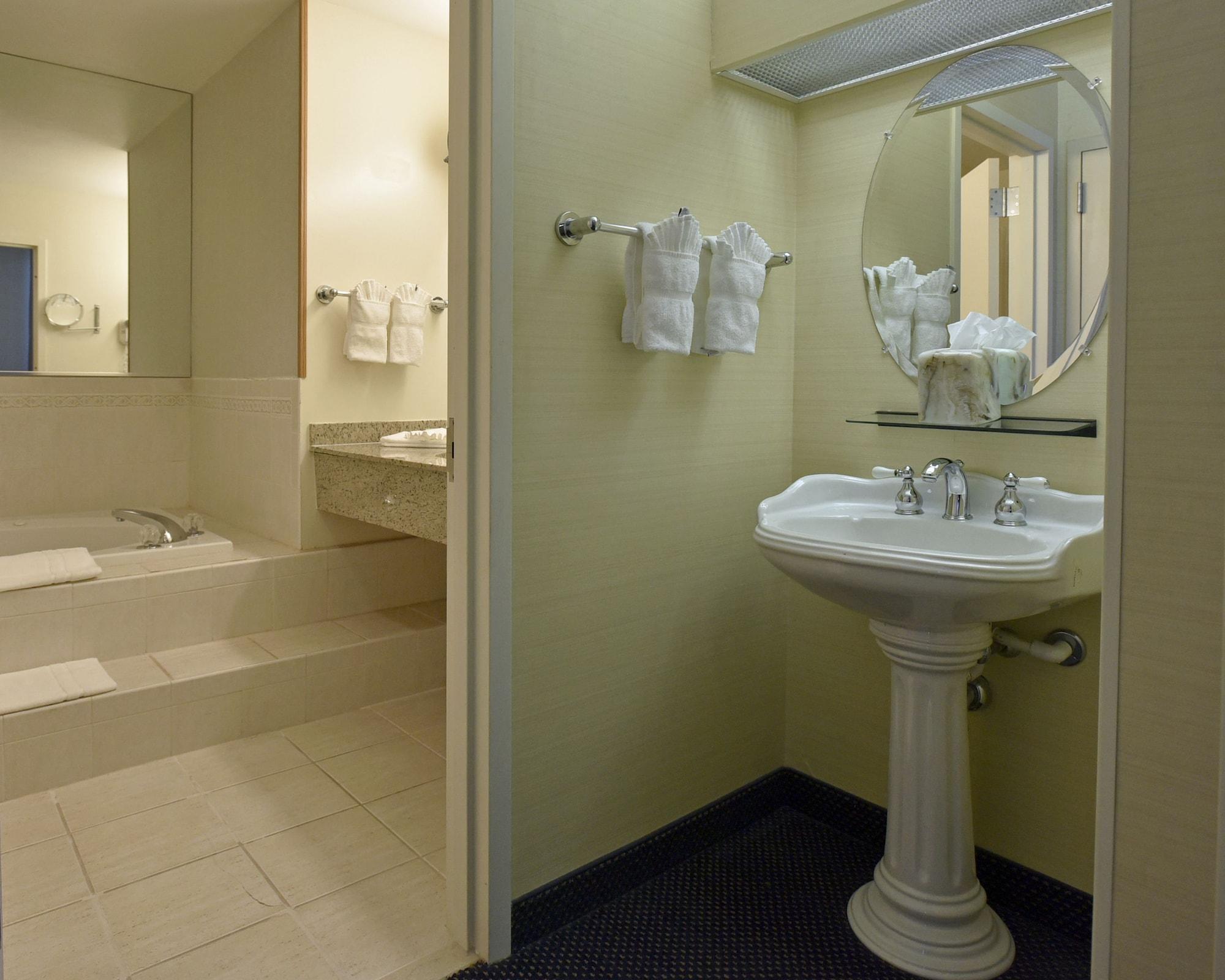 Maron Hotel & Suites Danbury Dış mekan fotoğraf